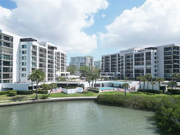 3rd image of 8 BELLEVIEW BOULEVARD #702