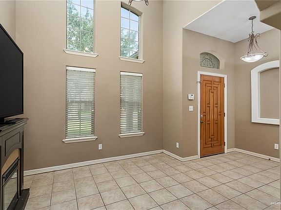 4th image of 2429 Wimbledon Dr