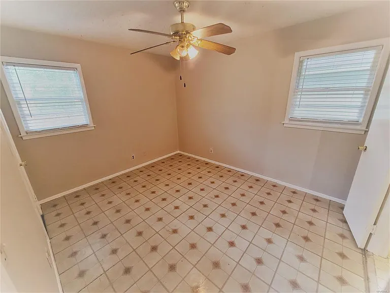 516 Lawndale Ln — Photo 10