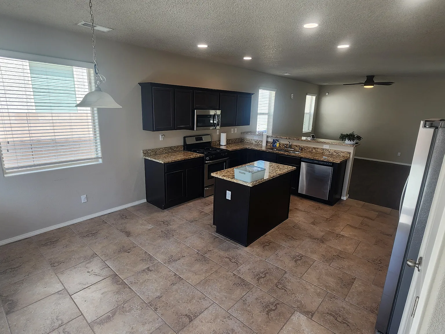 3 bed, 1880 sqft, $2,300 — Photo 3