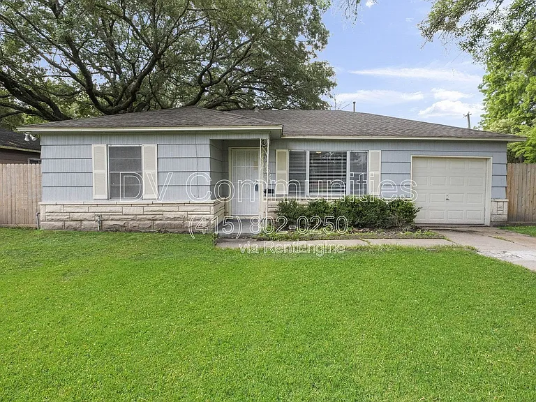1521 W Blum St — Photo 1