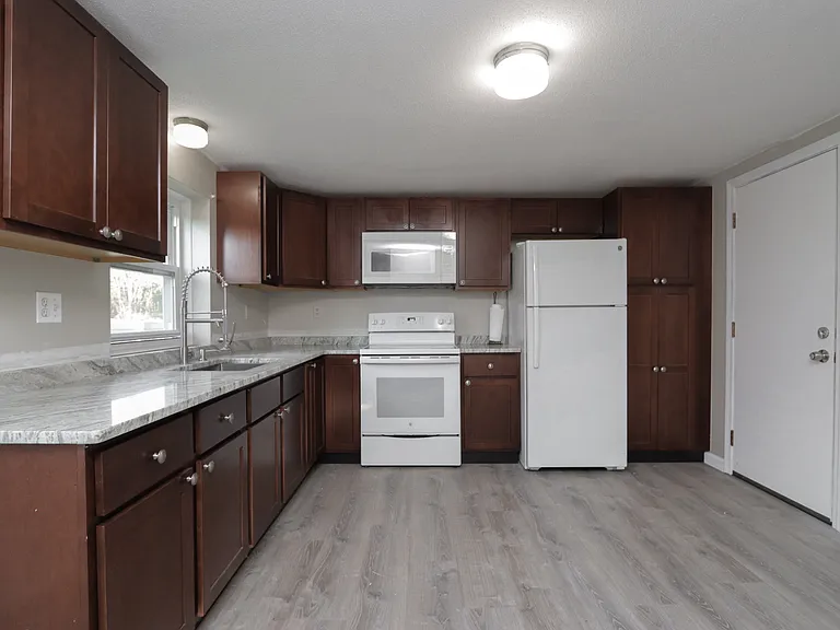 76 Meadow St #D — Photo 2