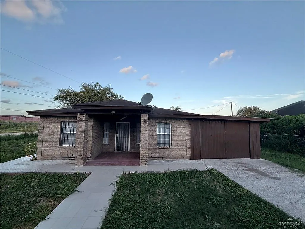 3 bed, 1.0 bath, 1212 sqft, $1,100 — Photo 1