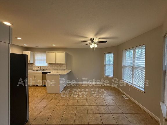3rd image of 923 W Turnberry Blvd