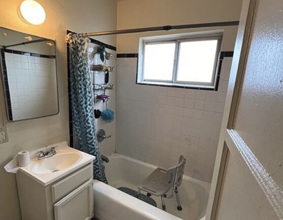 5th image of 901 W 83rd St