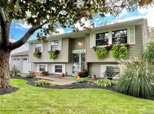 6574 Royal Pkwy S, Lockport, NY 14094