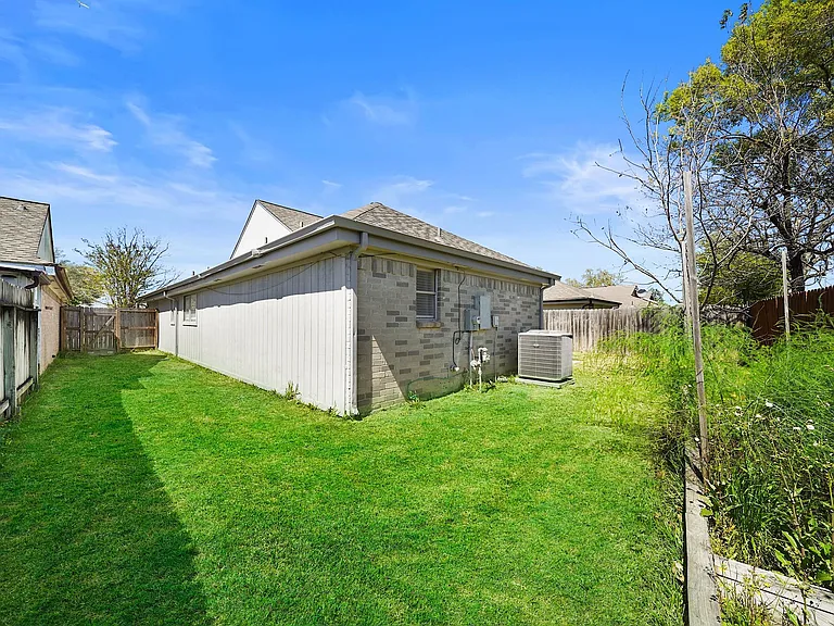 2239 Highland Hills Dr — Photo 33