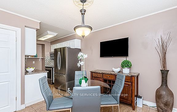 2nd image of 20 Carleton Pl #20