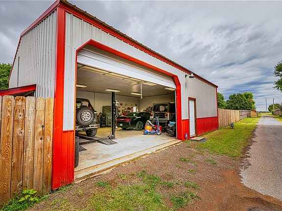 3rd image of 1002 Lera Ln