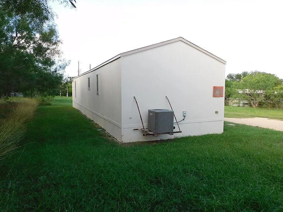 3 bed, 2.0 bath, 1100 sqft, $1,200 — Photo 3