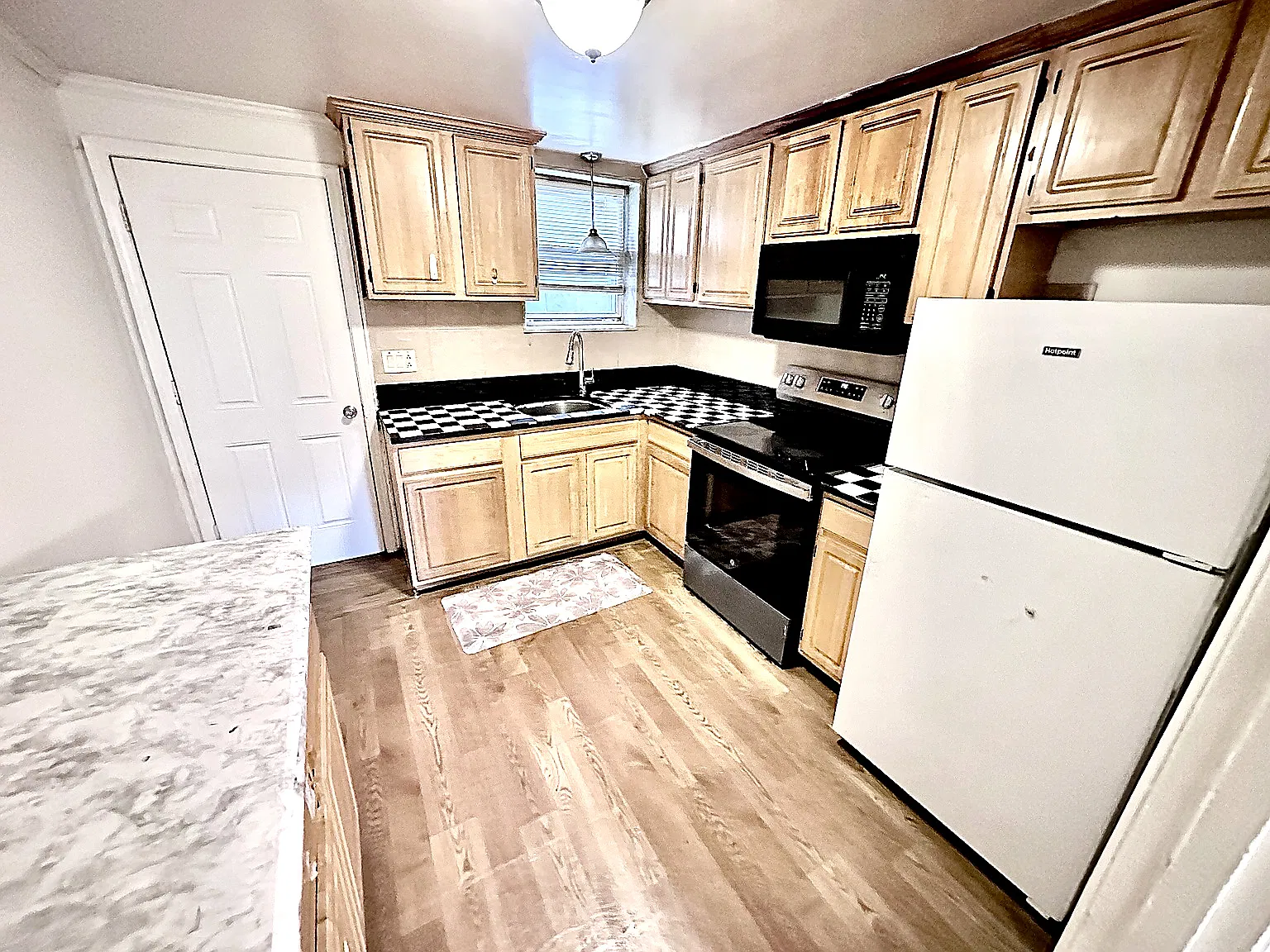 2 bed, 582 sqft, $2,000 — Photo 3