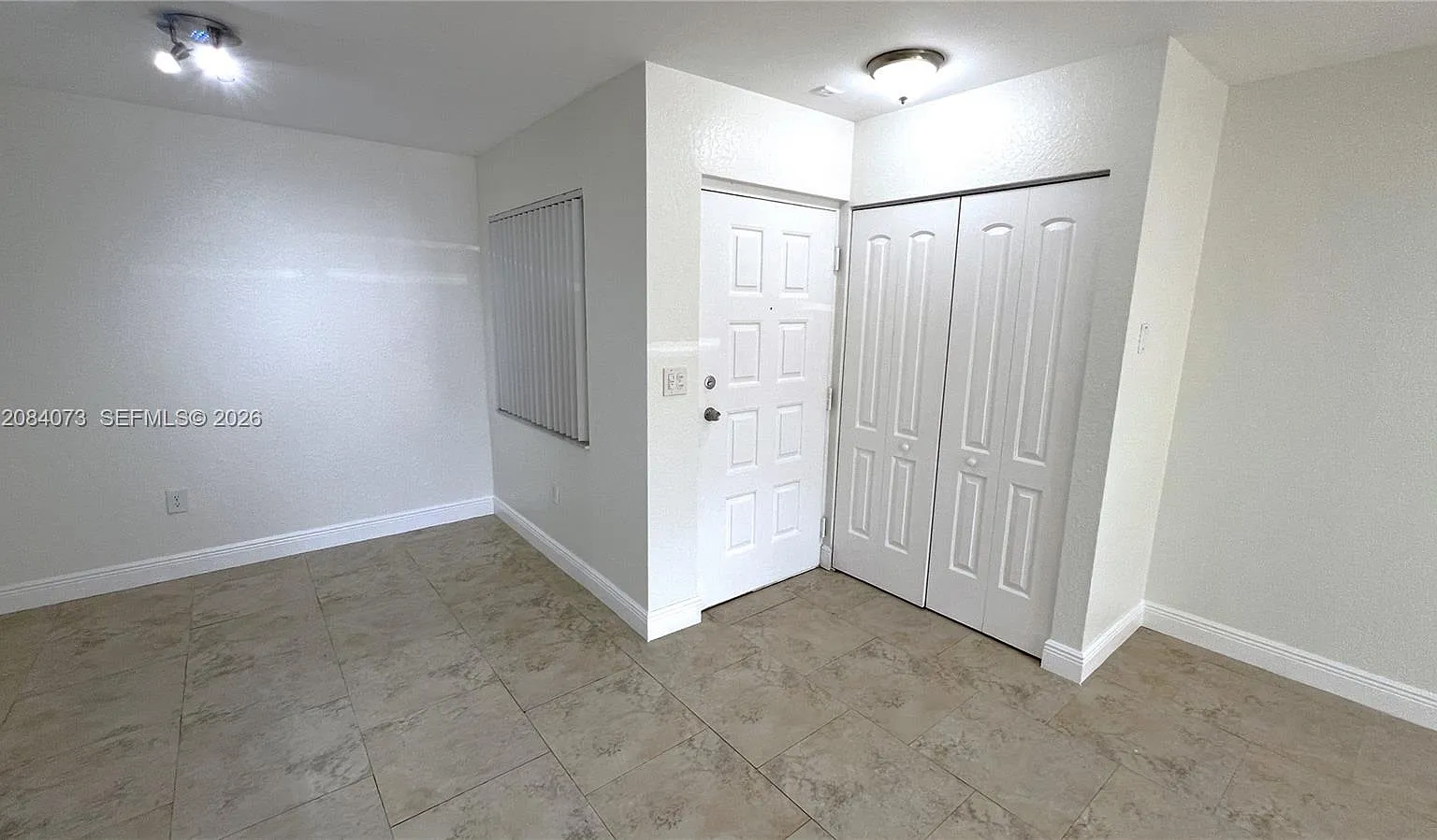 Lakeview Club Condo — Photo 3