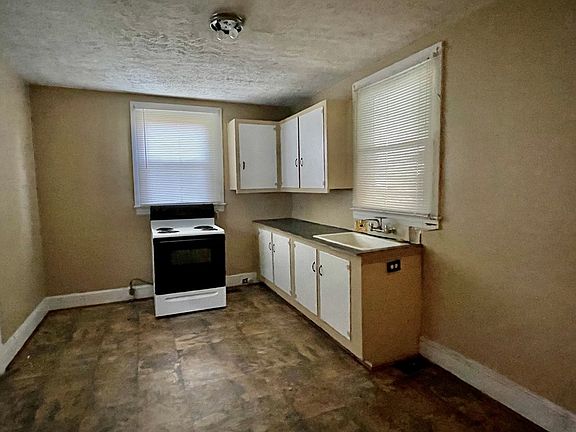 2nd image of 700 Magnolia Dr