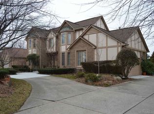 22734 Shadowglen Dr, Farmington Hills, MI 48335