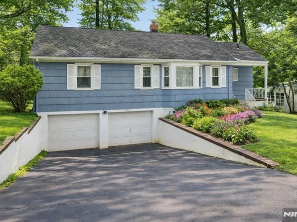 476 Greenway Dr, Leonia, NJ 07605