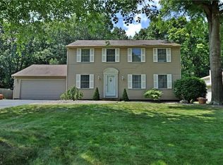 1266 Woodledge Dr, Mineral Ridge, OH