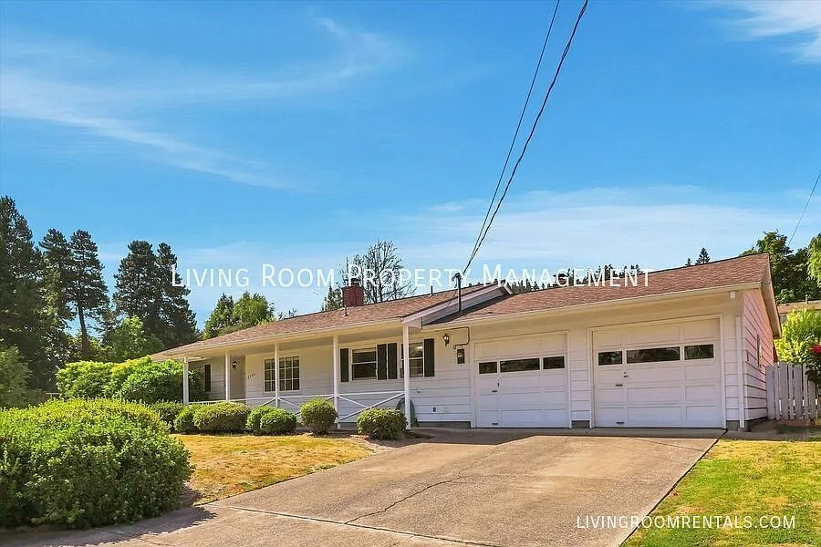 One-Level Living in the Heart of West Linn — Photo 3
