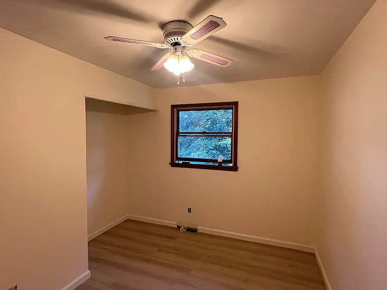 300 Parkview Dr — Photo 5