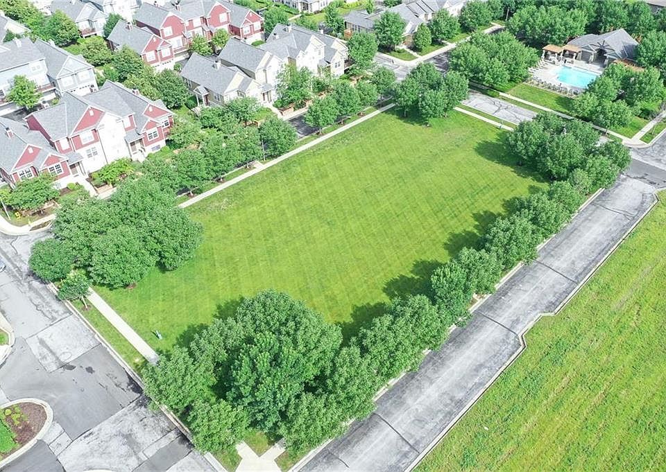 Lush park like green spaces and fantastic community pool!