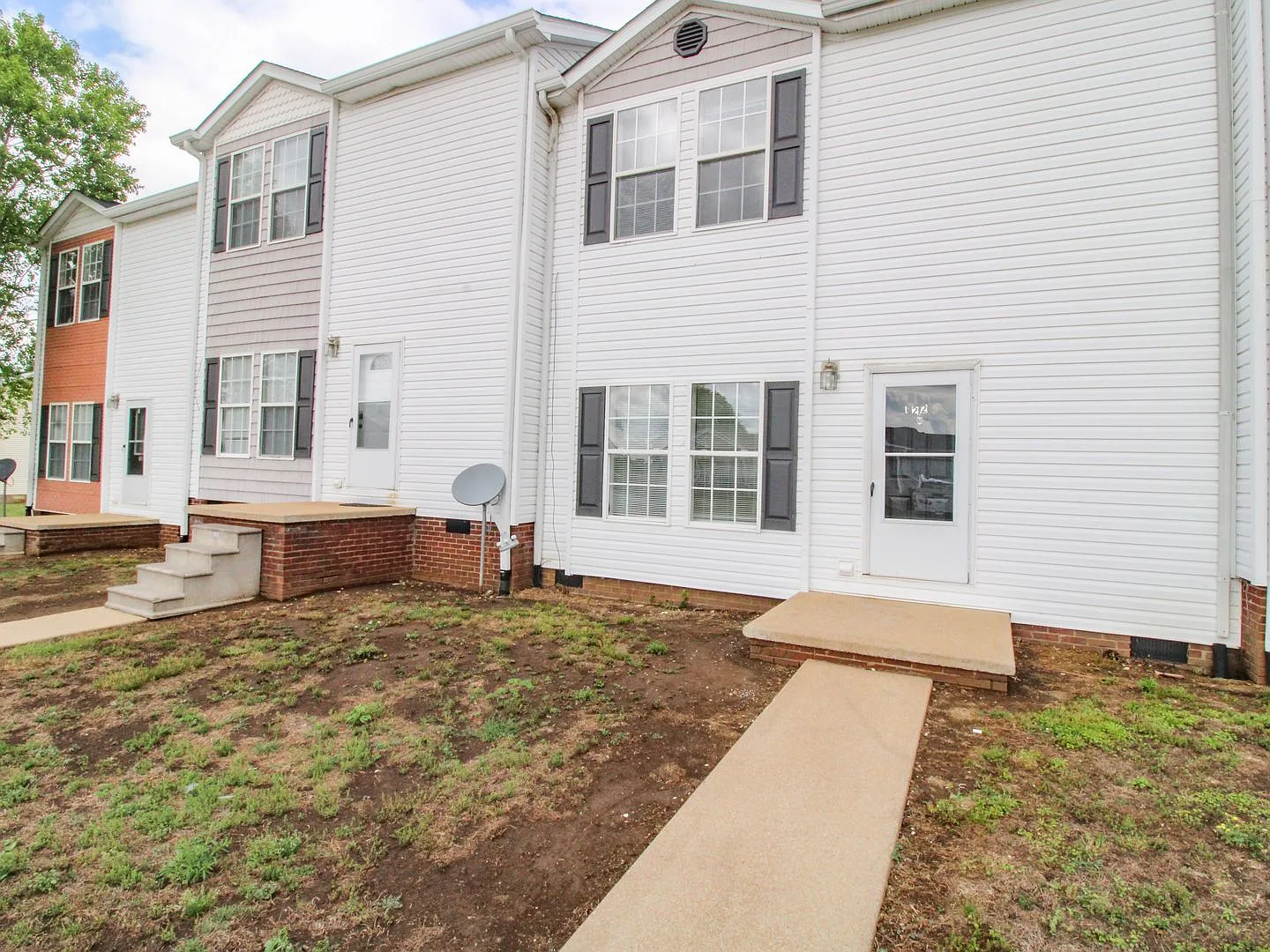Charming 3BR/2.5BA Townhome Available Now — Photo 3