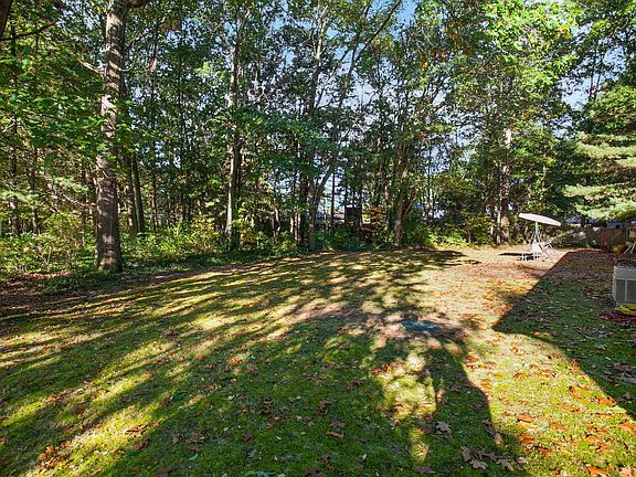 4th image of 57191 Pinewood Dr