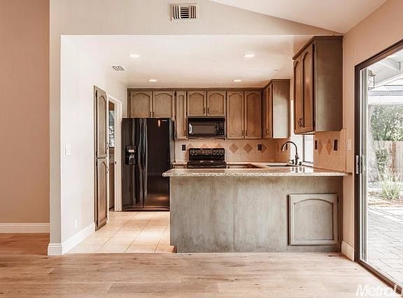 3rd image of 318 Flower Dr
