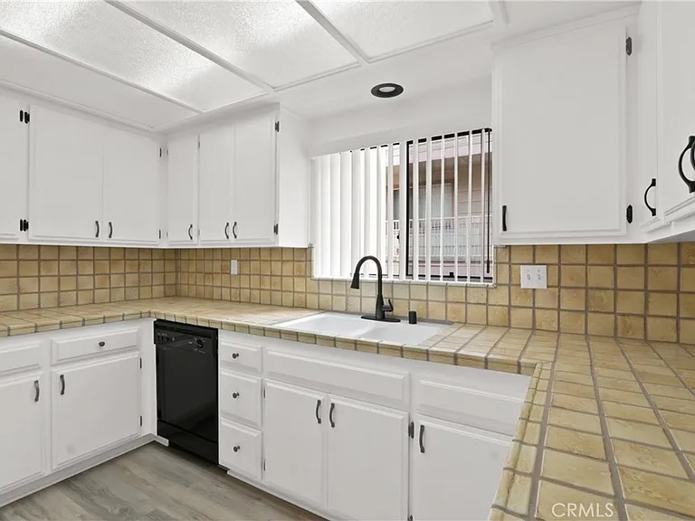 1052 Belmont Ave #B — Photo 7