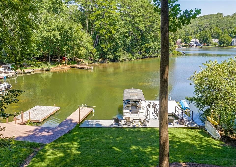 Image 1: Beautiful Llake Frontage