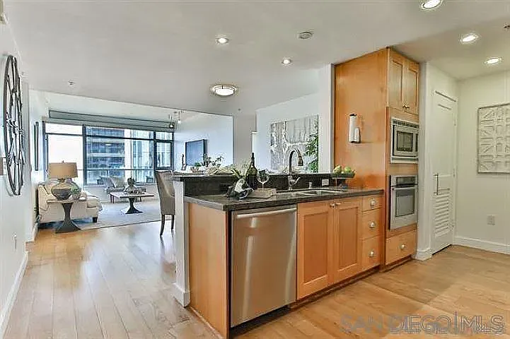 700 W East St #2702 — Photo 15