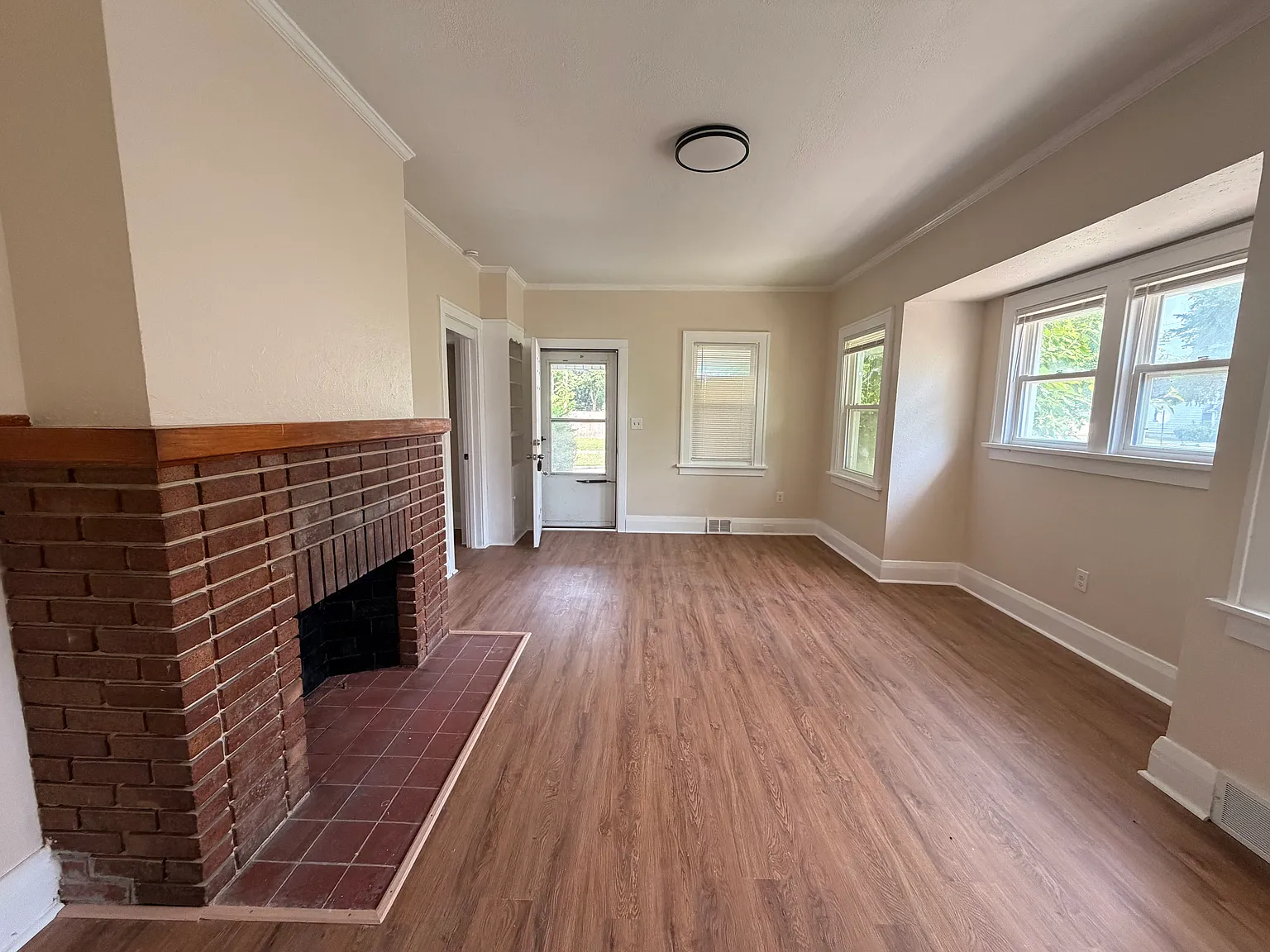 2 bed, 858 sqft, $1,100 — Photo 2