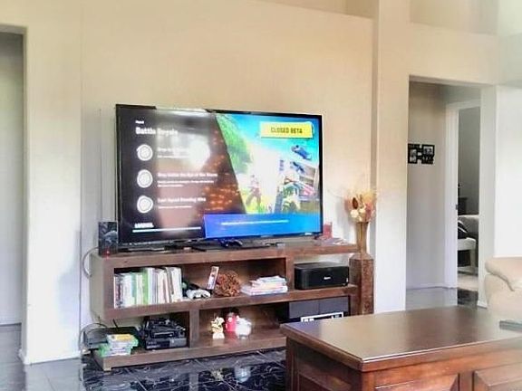 livingroom-1814-N-105th-dr-5