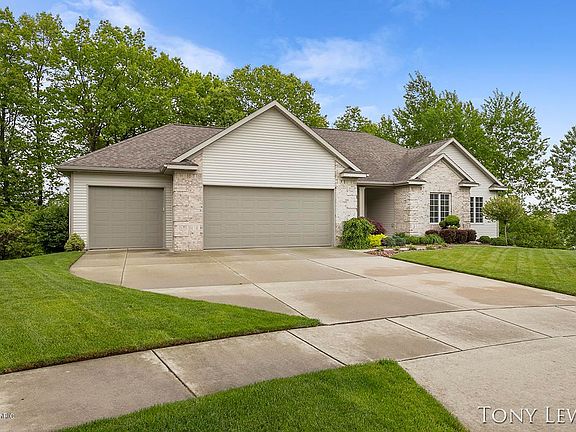 3rd image of 380 Glenwoods Ct NE