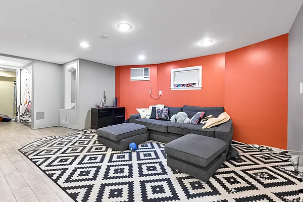 Sold by Remax Edge | media 31