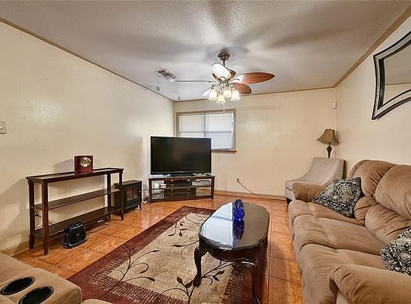4th image of 4675 Redwood St