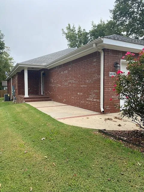 Front elevation of duplex - 107 N Gunter St #A