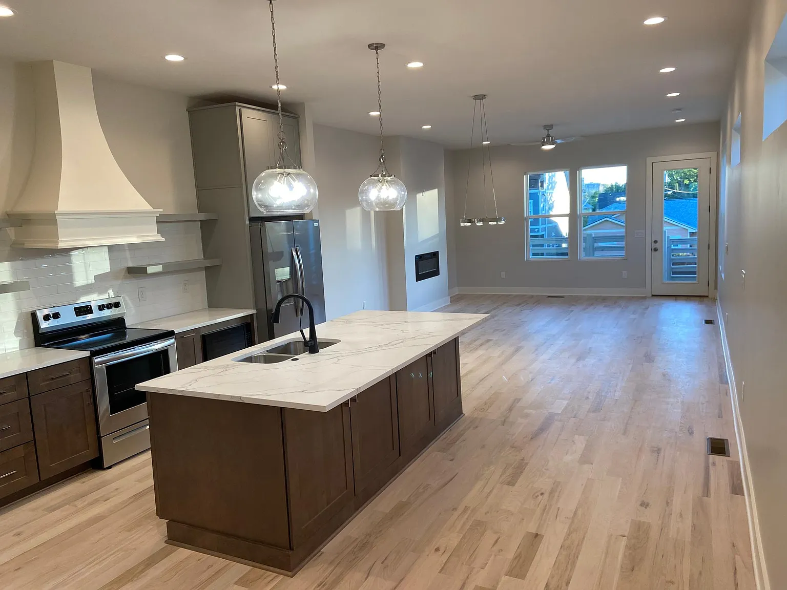 4 bed, 3.5 bath, 2300 sqft, $3,900 — Photo 3