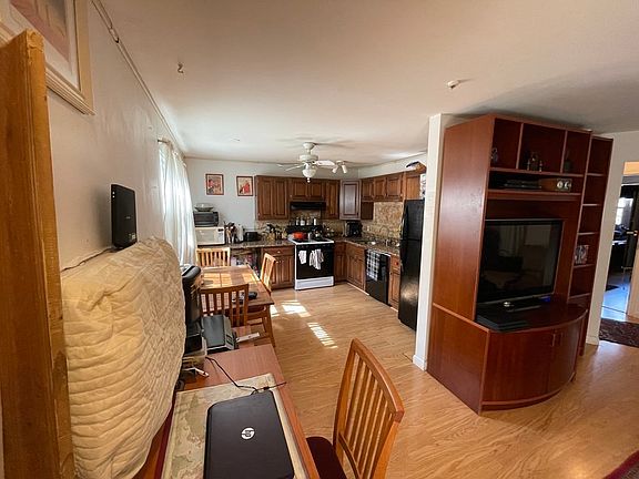 5th image of 90 Edgelawn Ave APT 4
