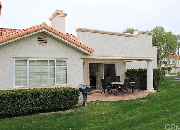 End unit provides additional grassy space