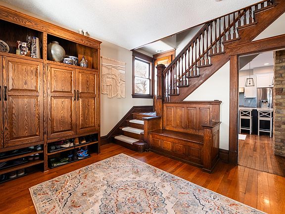 4th image of 865 Saint Clair Ave