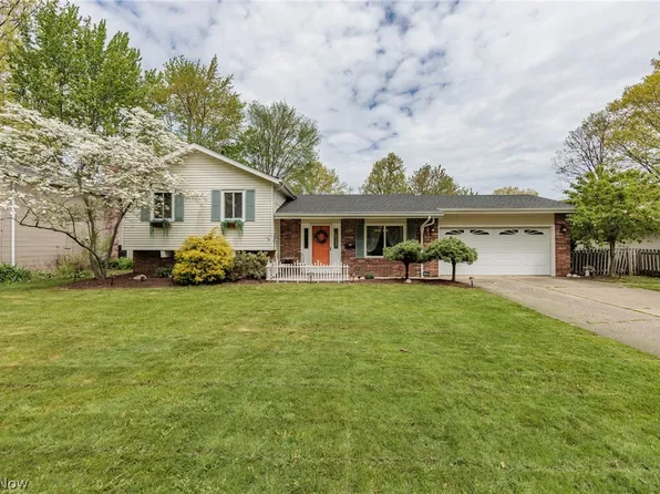 26800 Locust Dr, Olmsted Falls, OH 44138