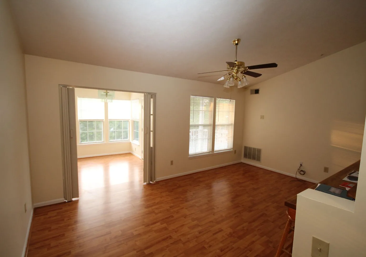 Lovely top floor condo with great features in Bel Air! — Photo 4