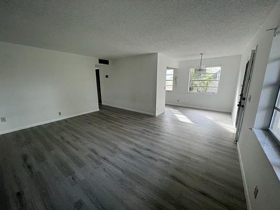 5th image of 299 Burgundy Ave