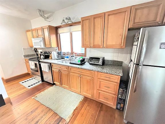 3rd image of 10 Dickson St #1