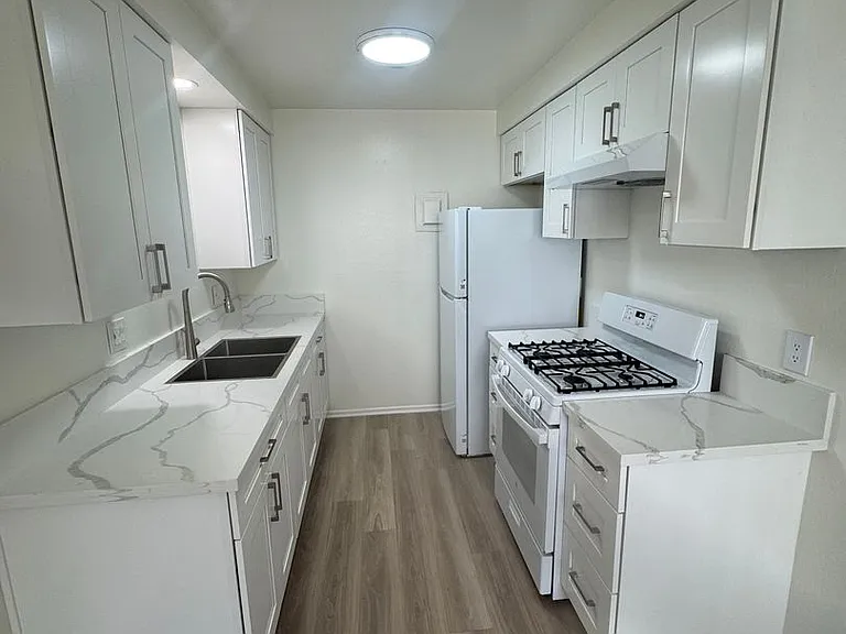 231 W Palmyra Ave — Photo 1
