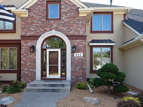 2nd image of 845 Woodridge Ct