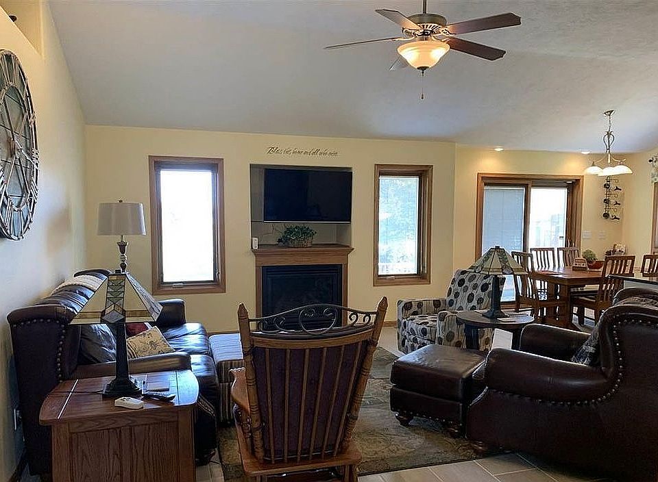 2nd image of 402 Homestead Ln