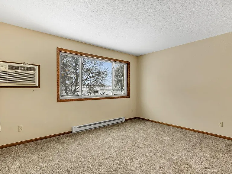 Karolyn Apartments — Photo 25