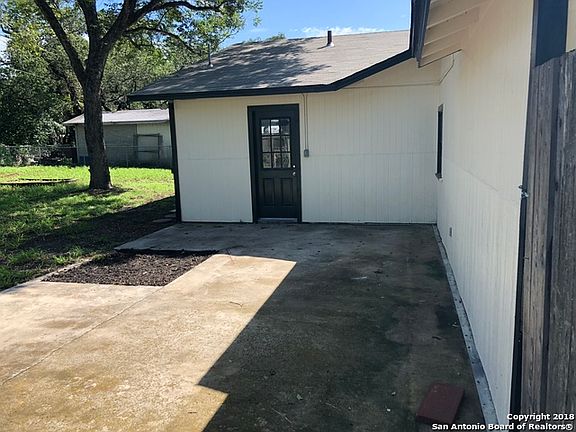 4th image of 924 Oakcrest Dr
