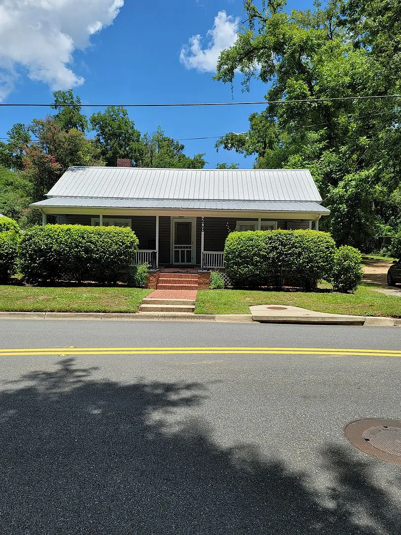 Move In Special!! Beautiful 3 Bedroom 2 Bath Home — Photo 1