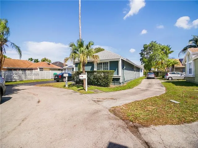 10135 SW 139th Pl — Photo 10